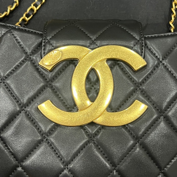 Chanel Black and Gold Quilted Shoulder Bag - Picture 5 of 8
